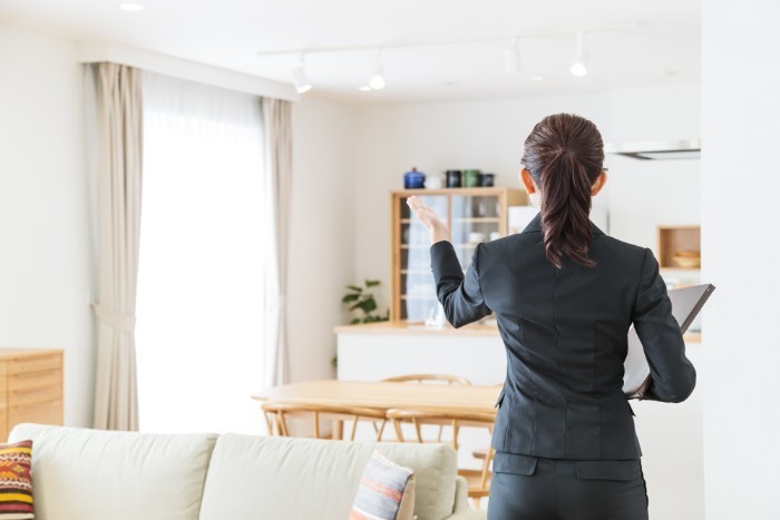 部屋と女性の姿