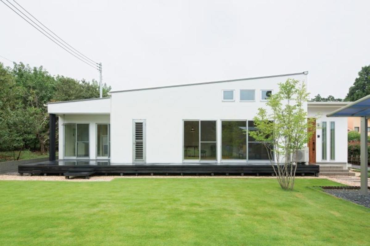 勾配天井が印象的な明るく開放的な平屋