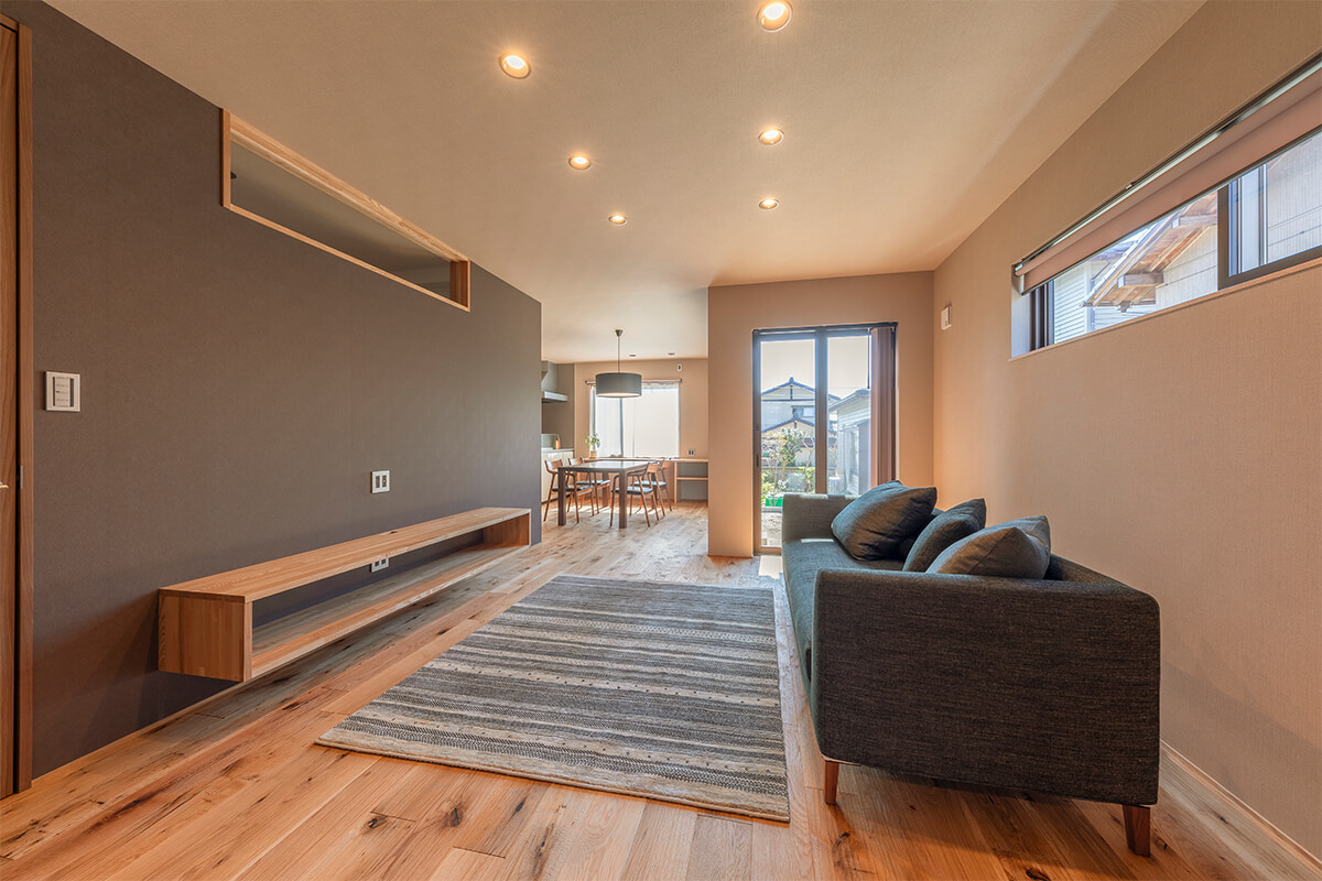 インナーガレージ付きのどっしりとした外観の家