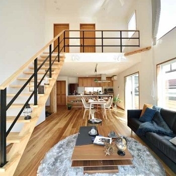 木のぬくもり溢れる、傾斜地ならではの眺望を楽しめる家_内装3