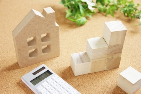 計算機と木のブロック