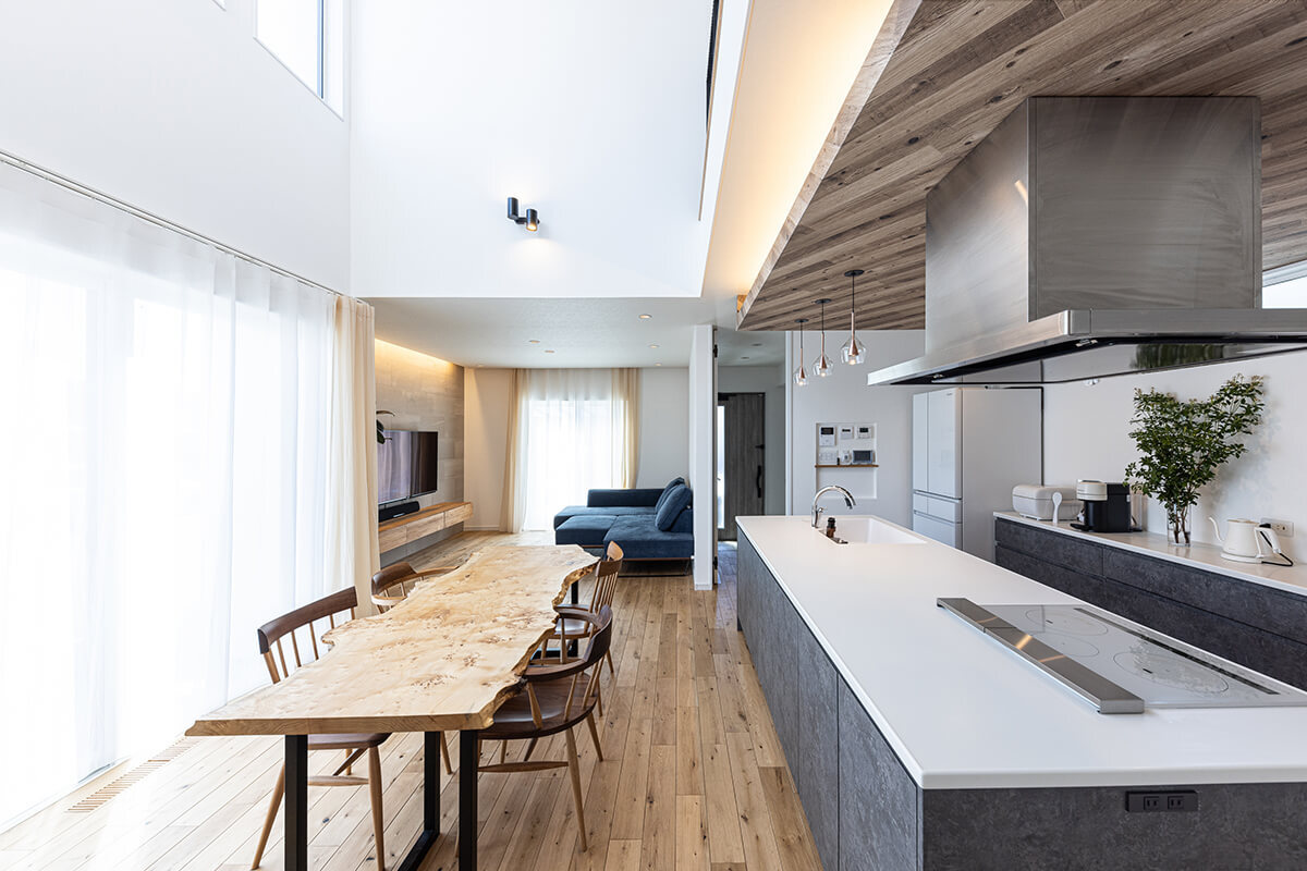 木目の下がり天井が美しいナチュラルハウス