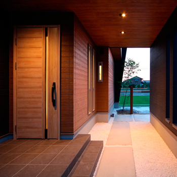 家族の生活動線と機能性を重視した、重厚感あるデザイン住宅_外観2