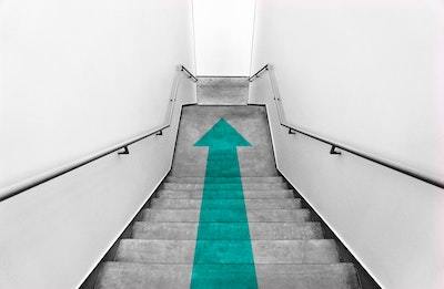 下へ降りる階段と矢印