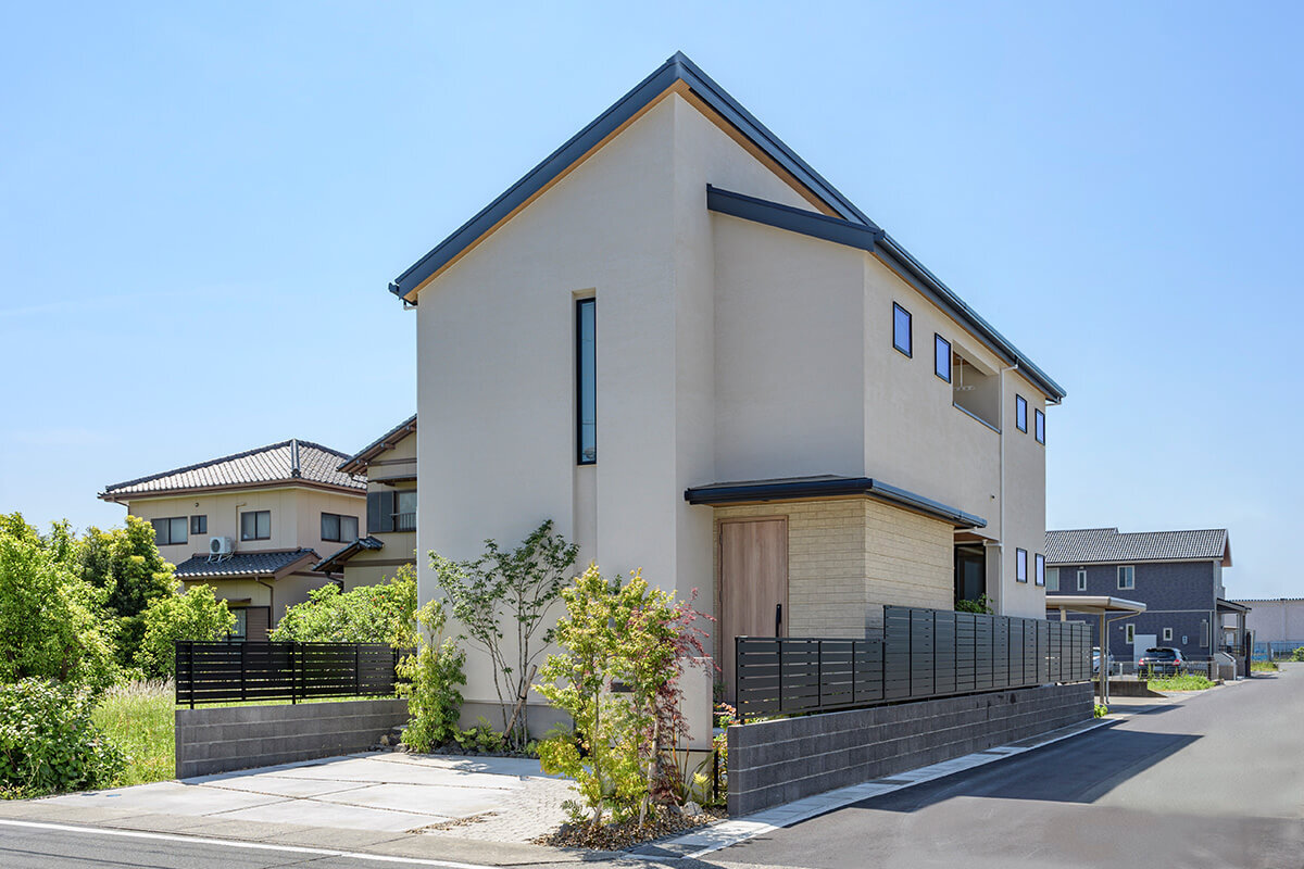 木の温もりに満ちたリビングに憩う、ウッディモダンの家