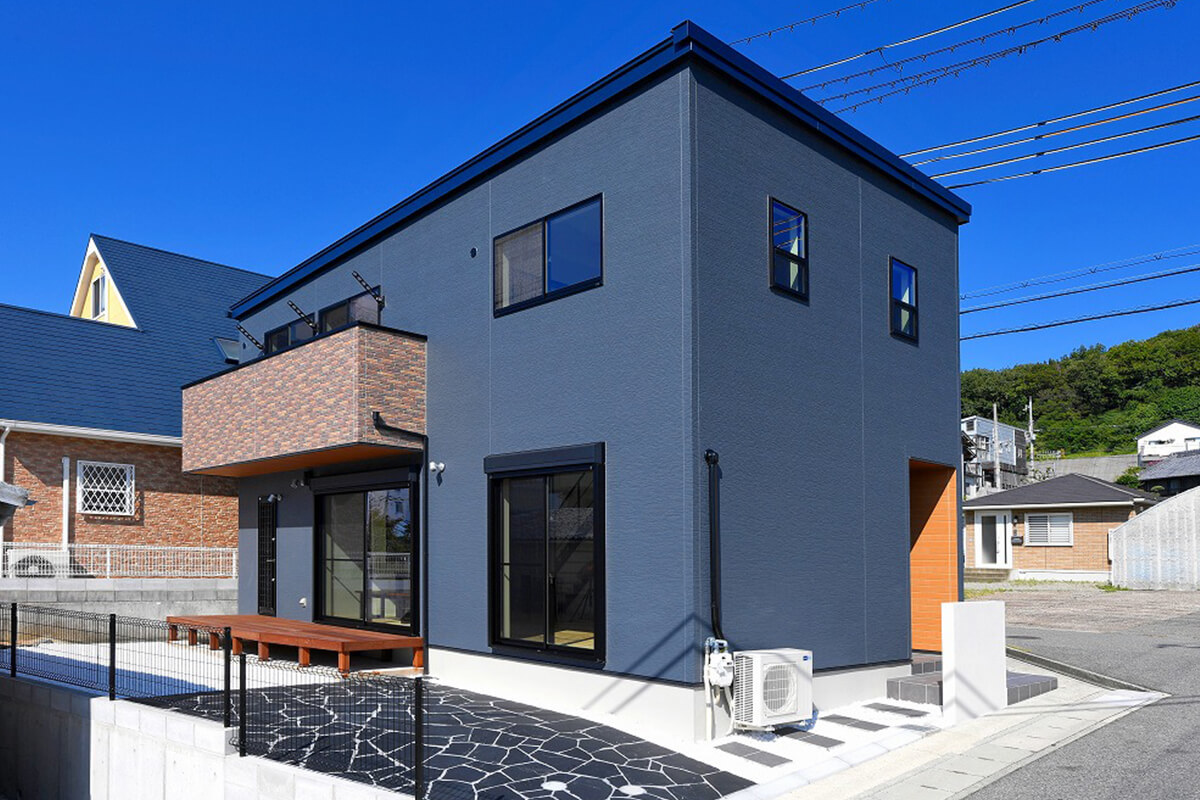 クールなデザインと自然素材が融合した大人カッコイイ家