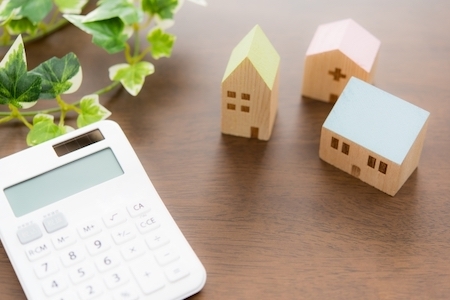 3つの家と電卓の画像