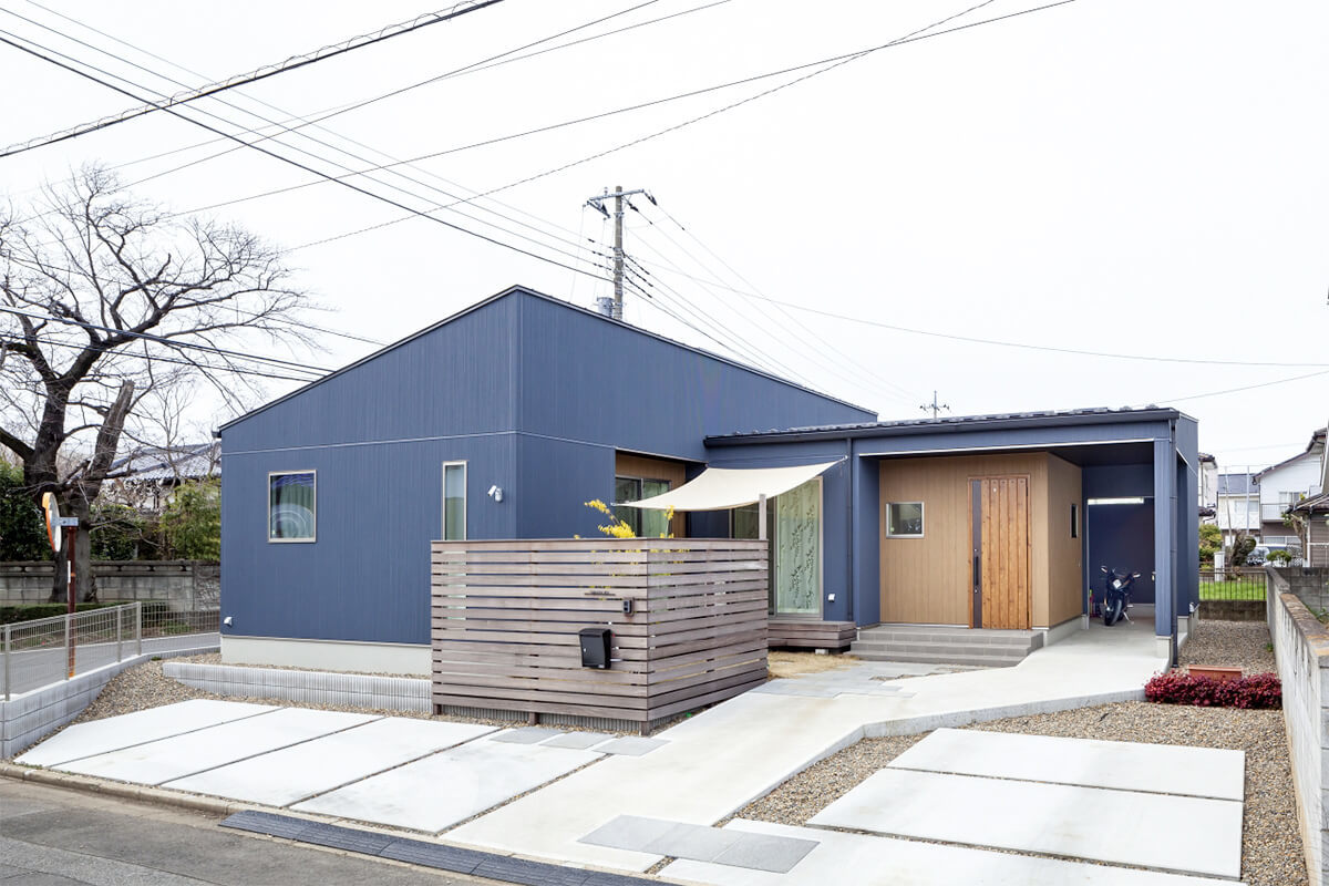バイクガレージと家族が集う自然素材を生かしたこだわり空間