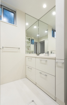 床材や造り付け家具にもこだわった、天井高3.5mの長期優良住宅_内装4