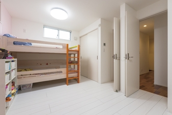 床材や造り付け家具にもこだわった、天井高3.5mの長期優良住宅_内装3