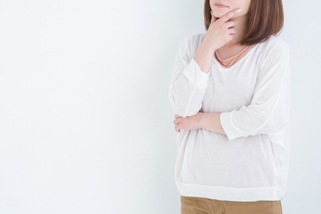 考える女性の画像