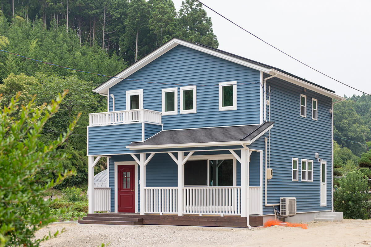 <em>宮城県M様邸</em>青い海と赤い太陽を思わせる外観。家に居ながらにして海を感じる暮らし