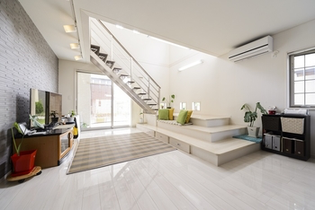 リビングの吹き抜けから光が差し込むシックな邸宅〈ビルトインガレージ付き〉_内装2