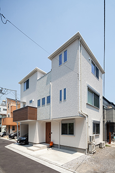 住宅密集地でもゆったり暮らせる3階建て住宅〈ビルトインガレージ付き〉_外観2