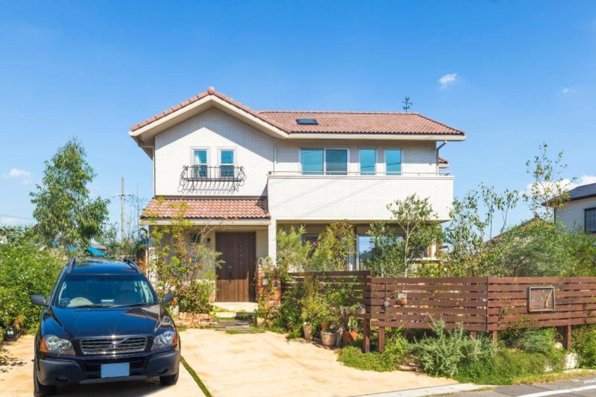 吹き抜けで心地よい抜け感のある空間が完成。奥様手作りの小物で楽しさもプラスしたお住まい。