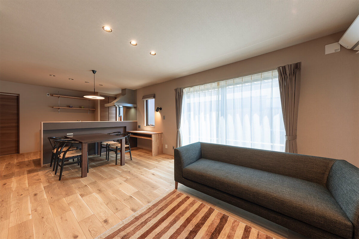 紫陽花色や杜若色など微妙な色彩バランスで仕上げた家。