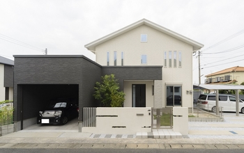 リビングの吹き抜けから光が差し込むシックな邸宅〈ビルトインガレージ付き〉_外観1