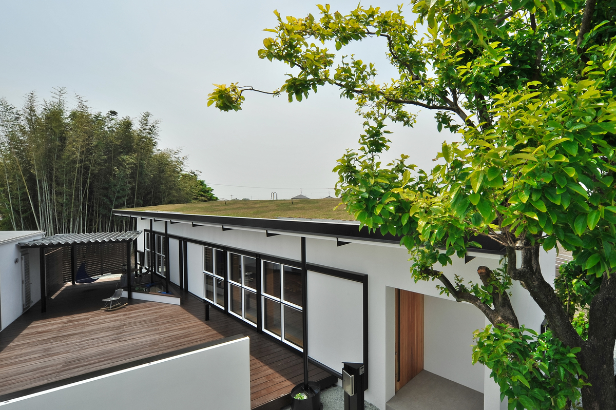 ウッドデッキがつなぐ平屋