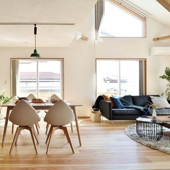 木のぬくもり溢れる、傾斜地ならではの眺望を楽しめる家_内装2