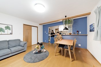 ウッドデッキのあるナチュラルな家_内装1