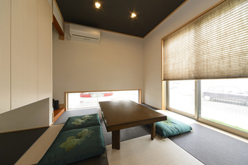 リビングの吹き抜けから光が差し込むシックな邸宅〈ビルトインガレージ付き〉_内装4