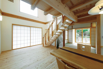 無垢材と漆喰を取り入れた美しい佇まいの家屋_内装1