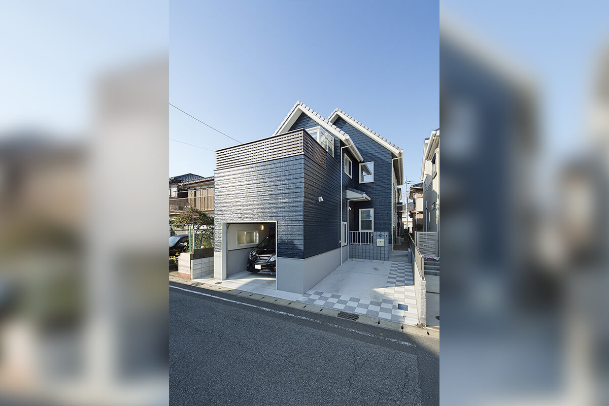 鮮やかなブルーの外観が目を引くガレージハウス