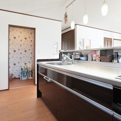 遊び心のあるクロスを選んだパントリー