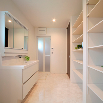 家族の生活動線と機能性を重視した、重厚感あるデザイン住宅_内装4