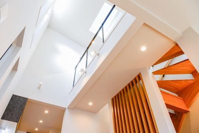 開放的な吹き抜けがある家