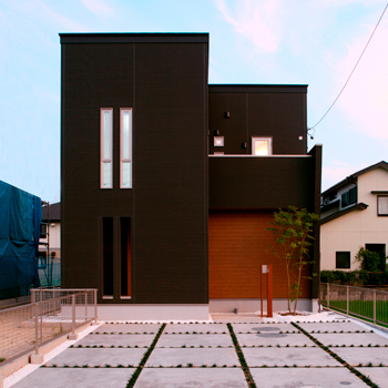 家族の生活動線と機能性を重視した、重厚感あるデザイン住宅_外観1