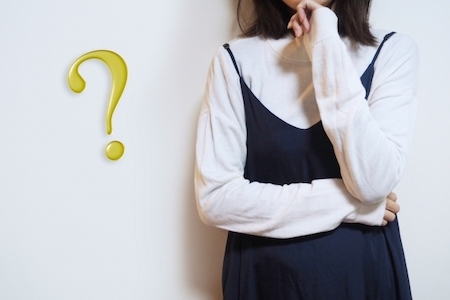 考える女性の画像