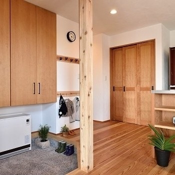 木のぬくもり溢れる、傾斜地ならではの眺望を楽しめる家_内装6