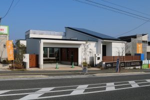 中庭やガレージを囲むコの字形設計のビルトインガレージ事例3