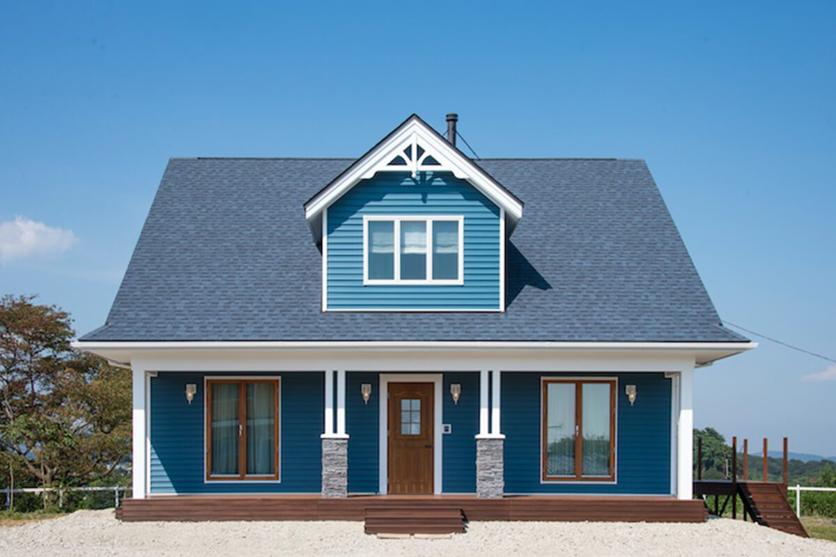 <em>宮城県T様邸</em>深みのある無垢のチェリー材に囲まれながらオープンキッチンを楽しむ暮らし