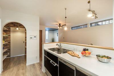 玄関ホールと繋がるパントリー