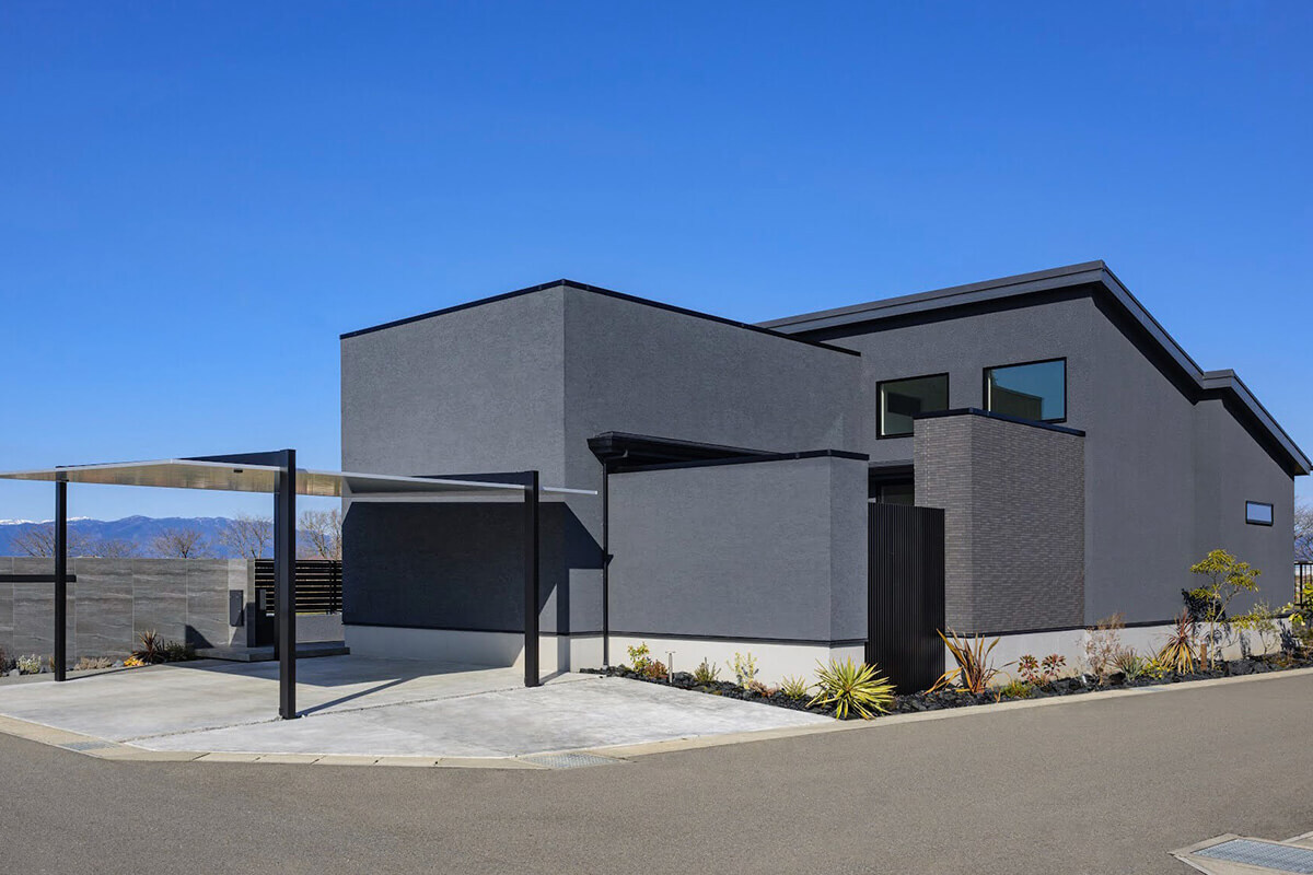 ダークカラーで重厚感漂う、モダンな平屋の佇まい