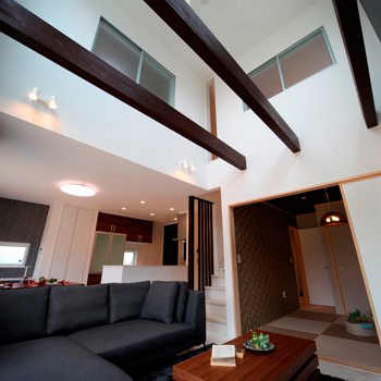 家族の生活動線と機能性を重視した、重厚感あるデザイン住宅_内装2