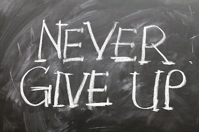 黒板に書かれた「Never Give Up」の文字