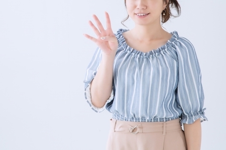 4を表す女性