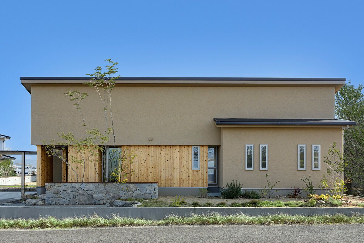 木の温もりに包まれて、愛猫と暮らす平屋の家