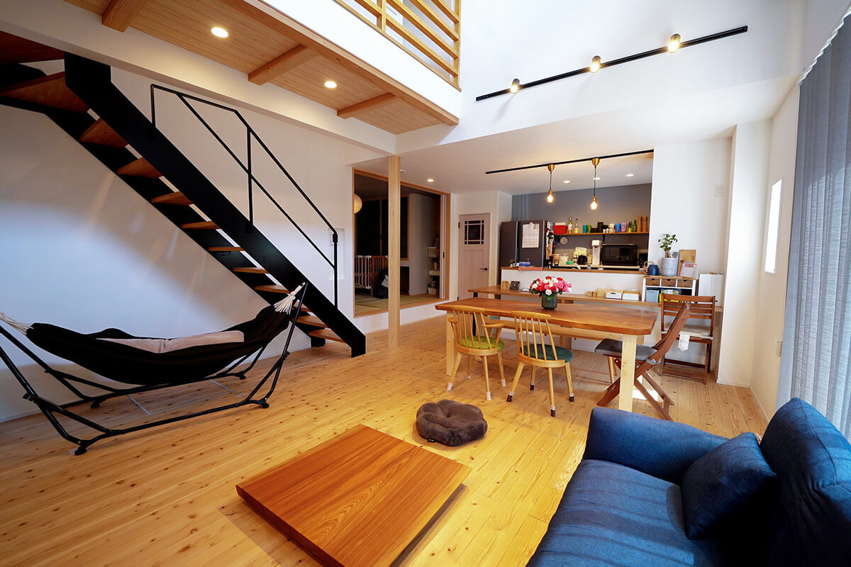 ナチュラルな無垢材×アイアン手すりのリビング階段がかっこいい家
