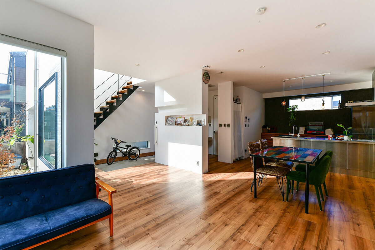 リビング直結の広い土間で開放的な住み心地を演出