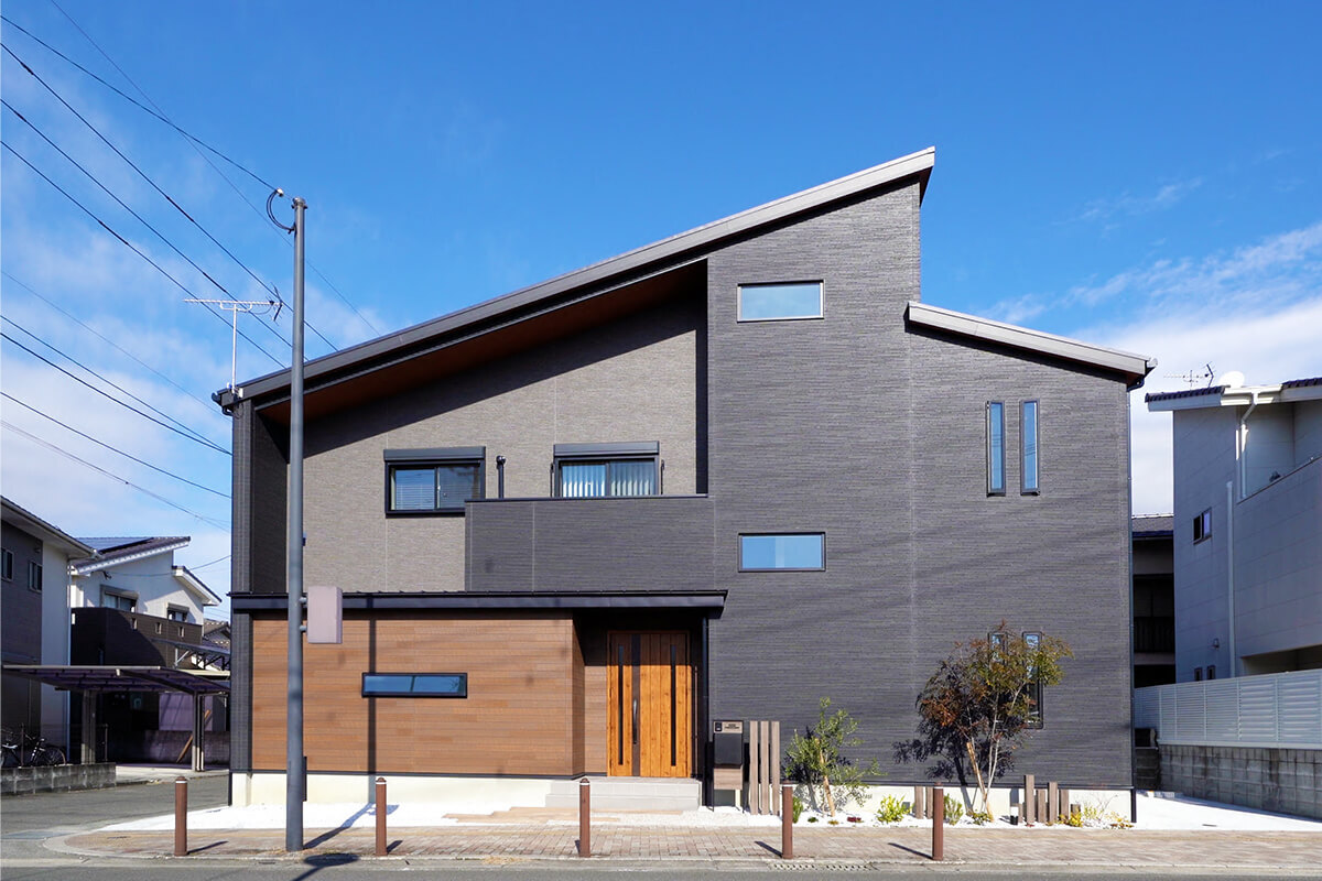 狭小住宅｜建築面積17.5坪 インナーガレージと木目のかわいいCafé風の木造住宅