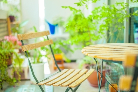 ベランダに置かれた椅子