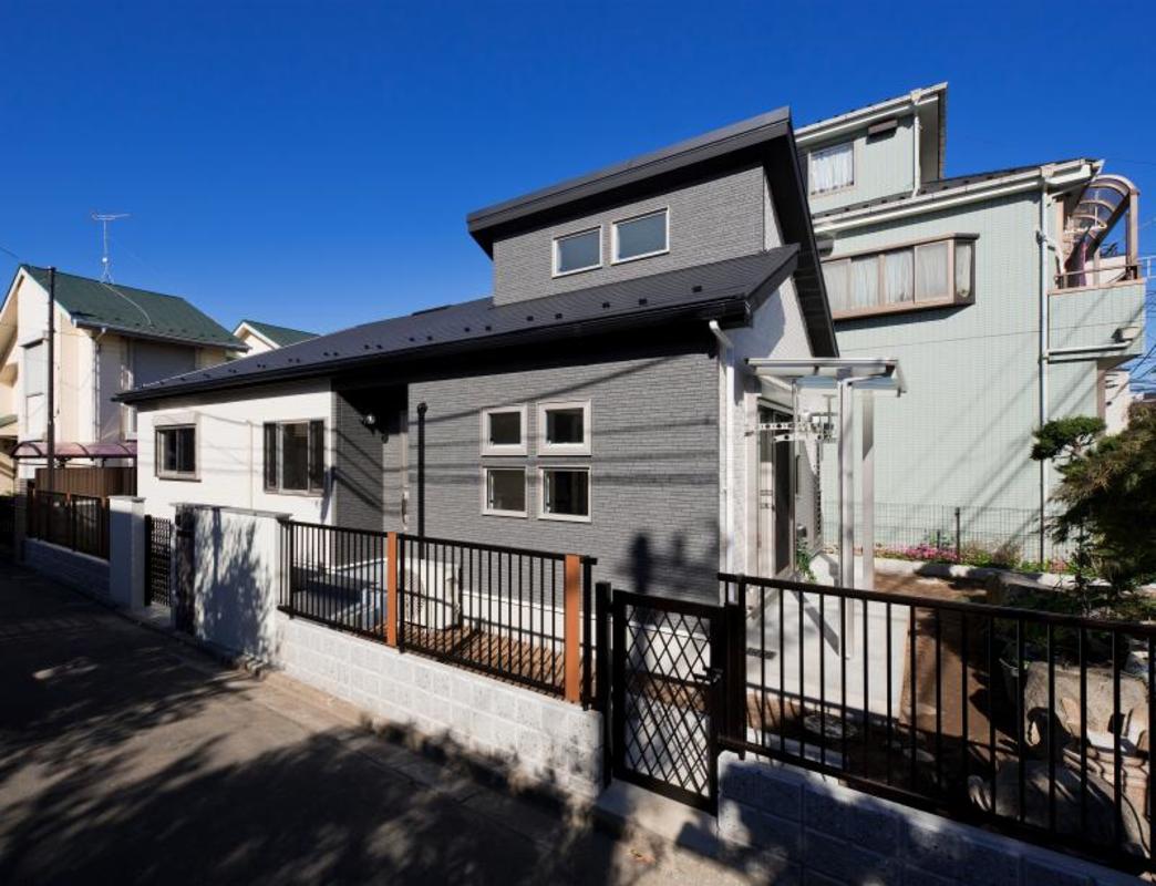 光を取り込む高窓のある平屋建て住宅。