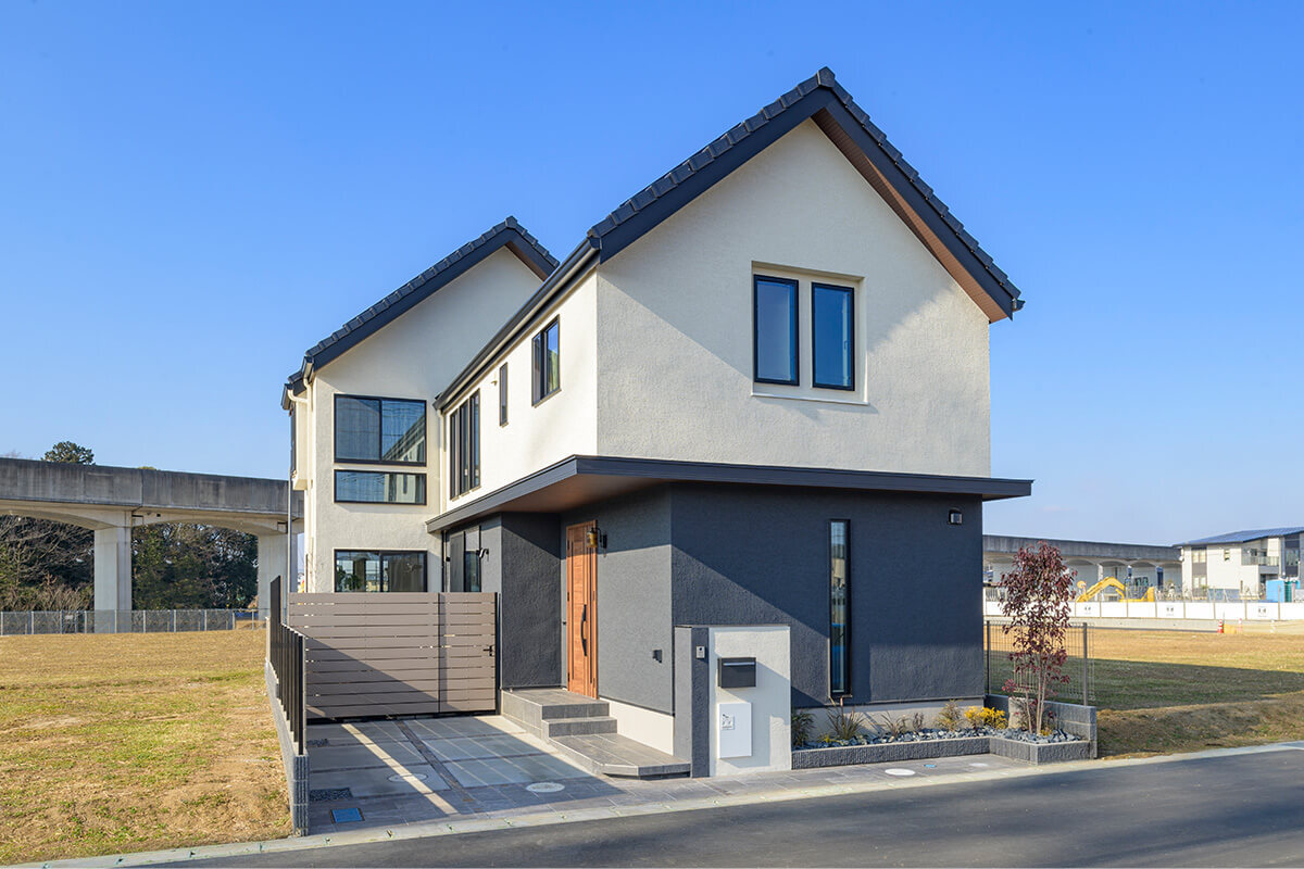 ウッドデッキで憩う、 家中がオープンスタイルの家