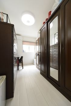 リビングの吹き抜けから光が差し込むシックな邸宅〈ビルトインガレージ付き〉_内装5