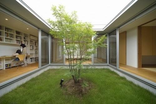 中庭を建物で囲んだ口の字型の家
