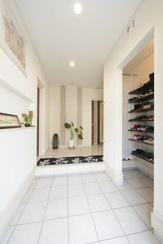 リビングの吹き抜けから光が差し込むシックな邸宅〈ビルトインガレージ付き〉_内装1